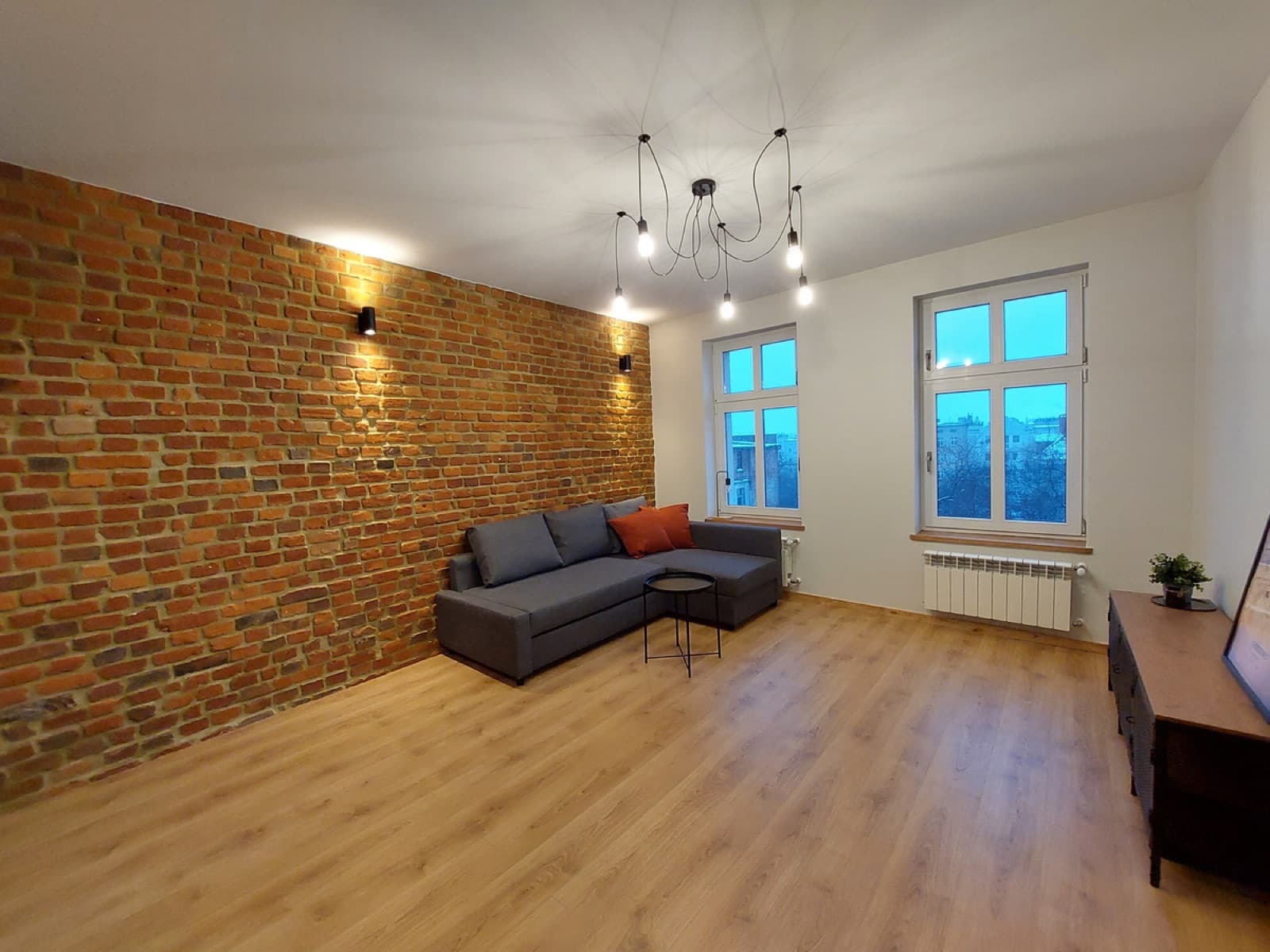 Salon z cegłą - przed